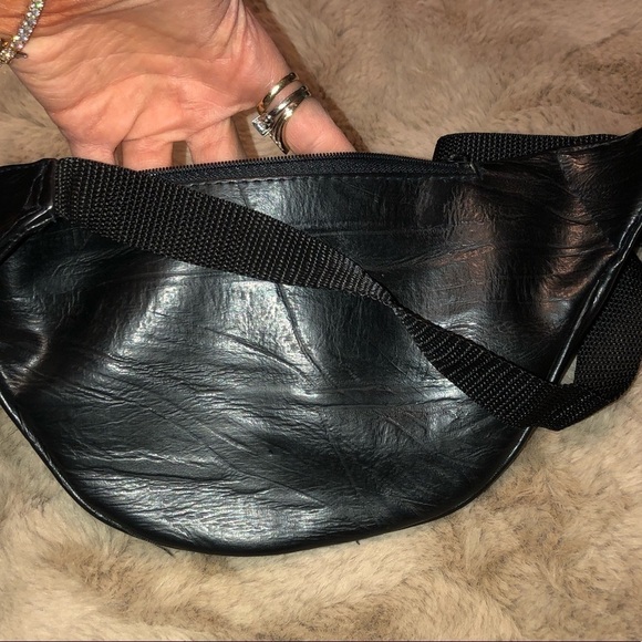 VINTAGE Shiny Faux Leather Shiny Fanny Pack Waist Bag Black Adjustable Strap - Picture 4 of 6